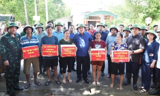 Phó Thủ tướng Thường trực Chính phủ Nguyễn Hòa Bình kiểm tra, chỉ đạo khắc phục hậu quả mưa lũ tại Bắc Ninh